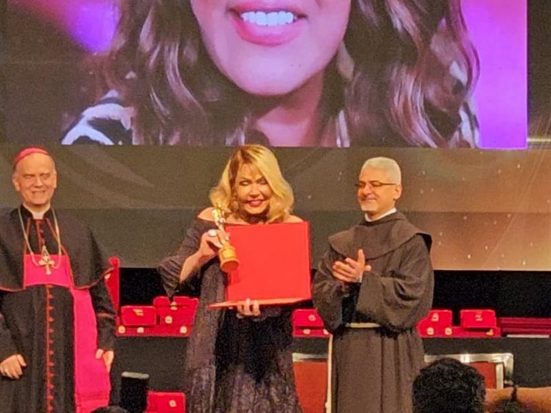 لوسي خلال تكريمها في المركز الكاثوليكي: 