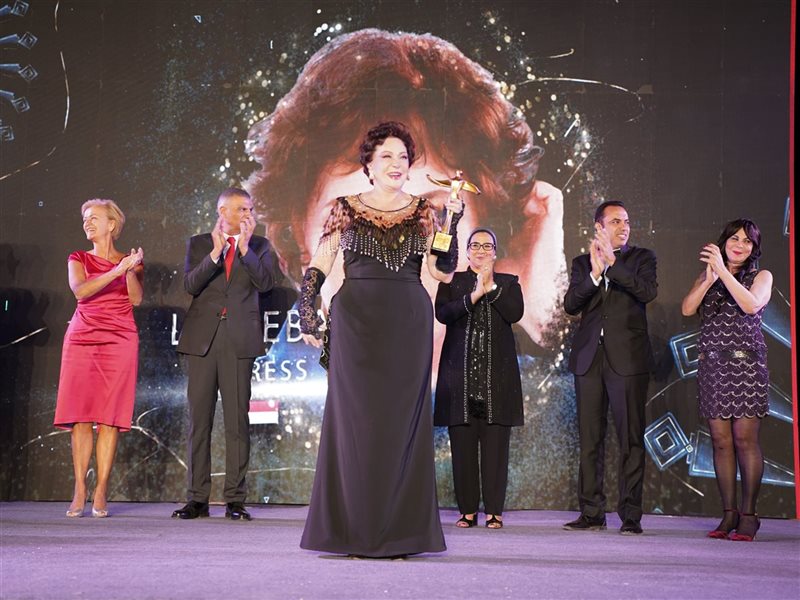 لم تتمالك دموعها.. لحظات مؤثرة لـ لبلبة أثناء تكريمها في مهرجان أسوان لأفلام المرأة