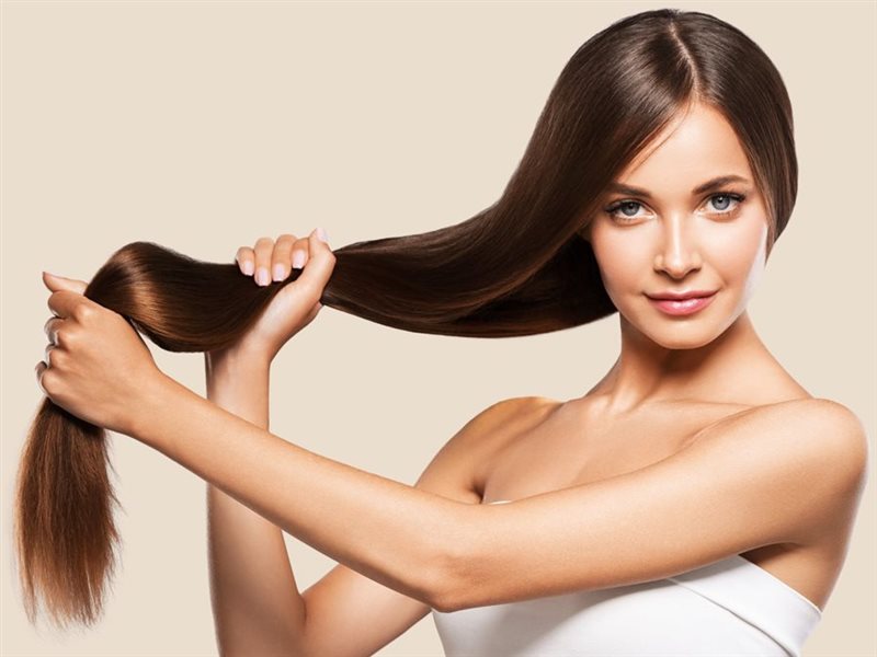  للحصول على شعر أكثر صحة.. ضيفي هذه العناصر الغذائية إلى نظامك الغذائي 