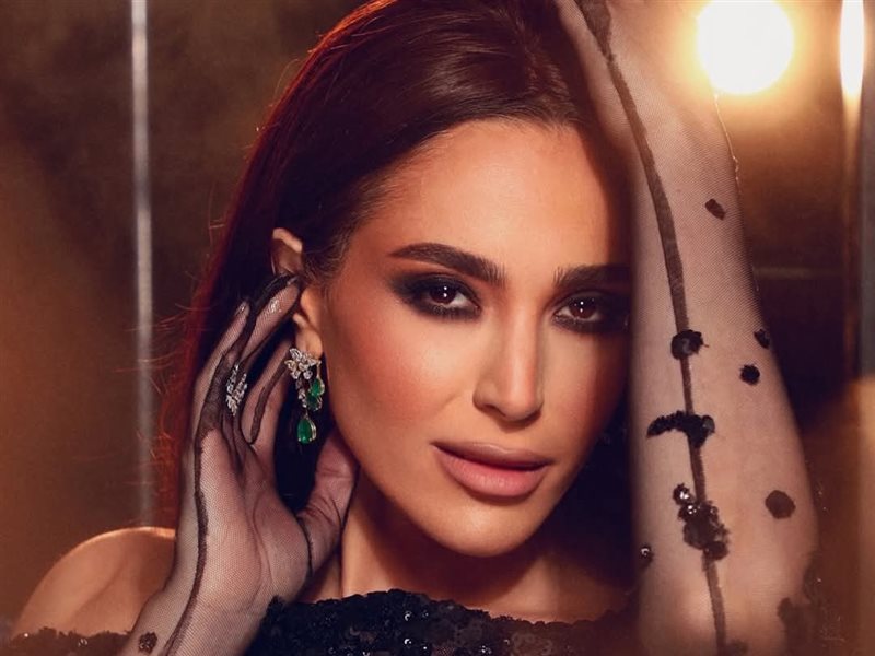 عبير نعمة تتألق بمكياج سموكي ببصمة سامر خزامي وفستان أنيق من نيكولا جبران