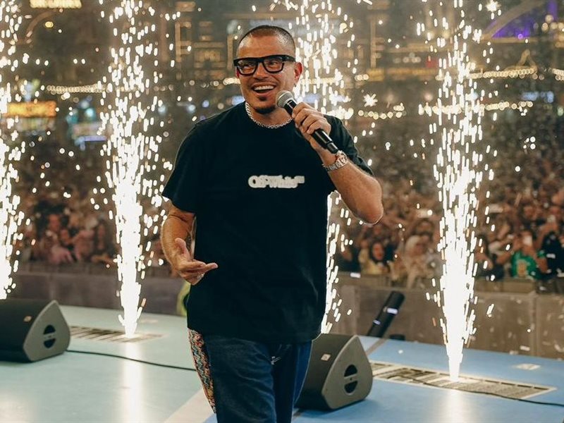 10 صور من الحفل الأسطوري لعمرو دياب بالقرية العالمية في دبي 