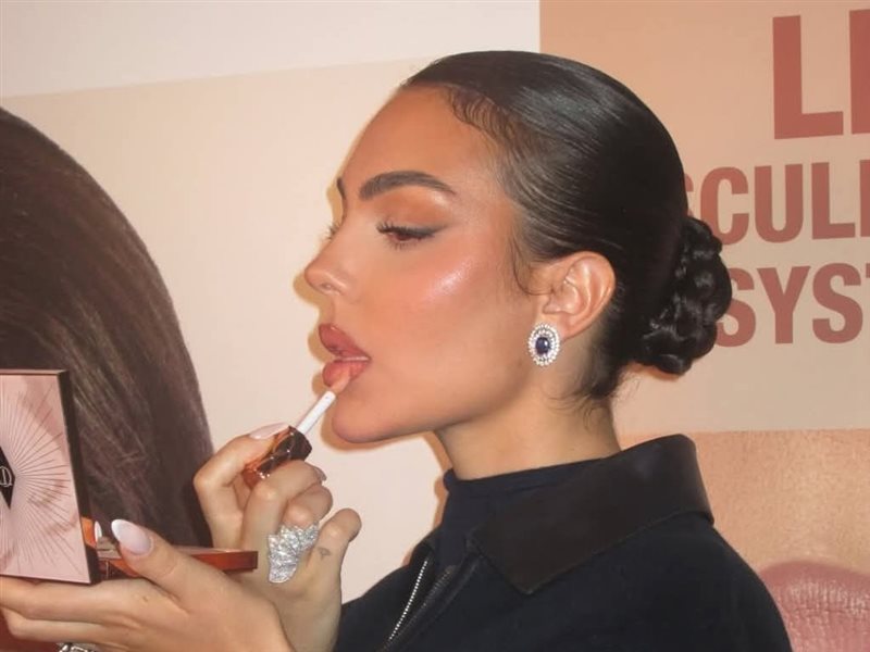 جورجينا رودريغيز تتألق بإطلالات أنيقة في نيويورك 