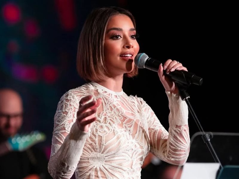 بلقيس فتحي تتألق بفستان أبيض  من توقيع ايلي صعب في حفل لصالح مرضى السرطان