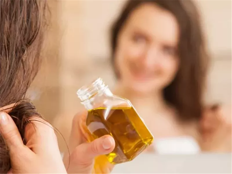 هذه أفضل طريقة لاستخدام الزيت إذا كنت تعانين من تساقط الشعر الشديد