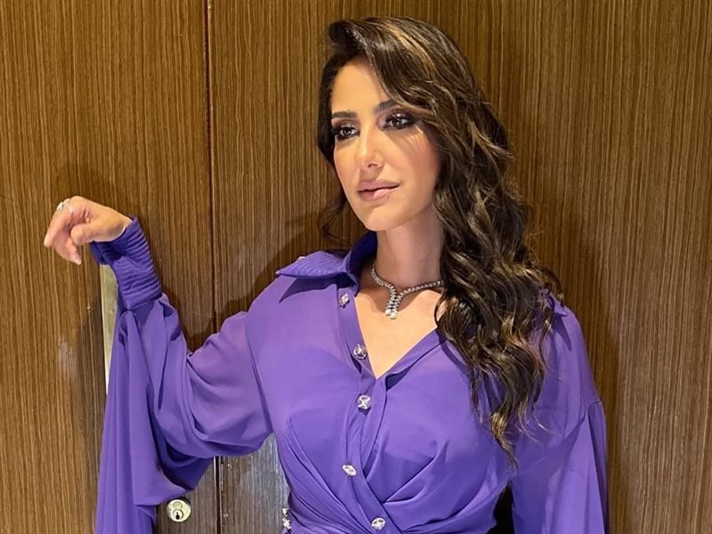 حنان مطاوع تخطف الأنظار بإطلالة بنفسجية من توقيع Eli.thelabel