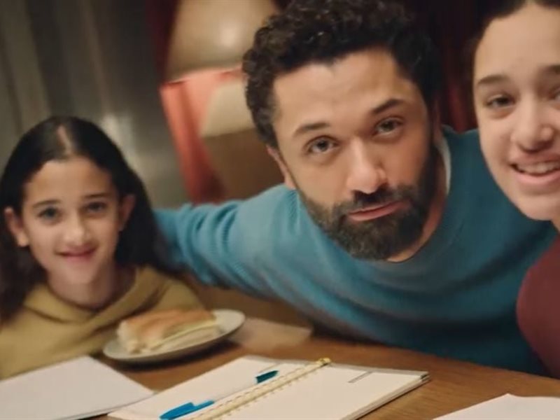 بعد ظهورها في إعلان معه.. كريم محمود عبدالعزيز يستعين بابنته في مسلسل 