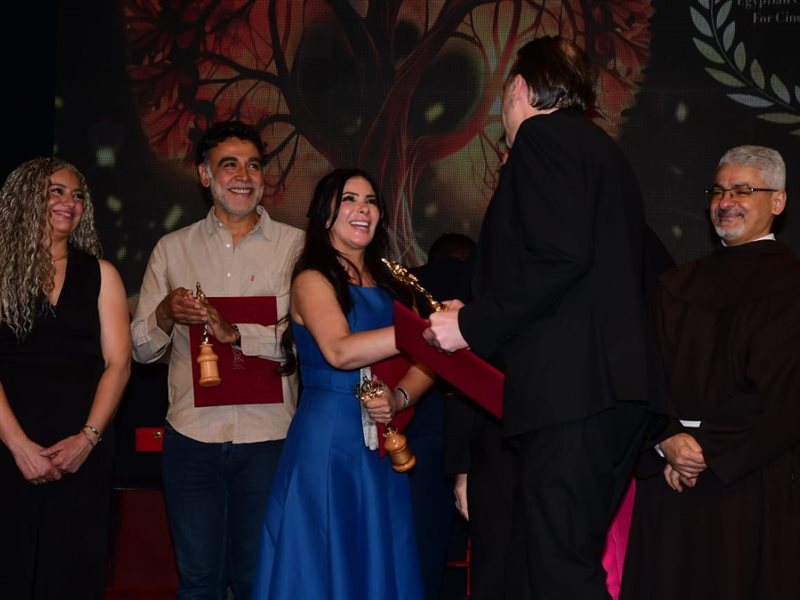 منى زكى تحصد جائزة أفضل ممثلة عن فيلم رحلة 404 من مهرجان المركز الكاثوليكي