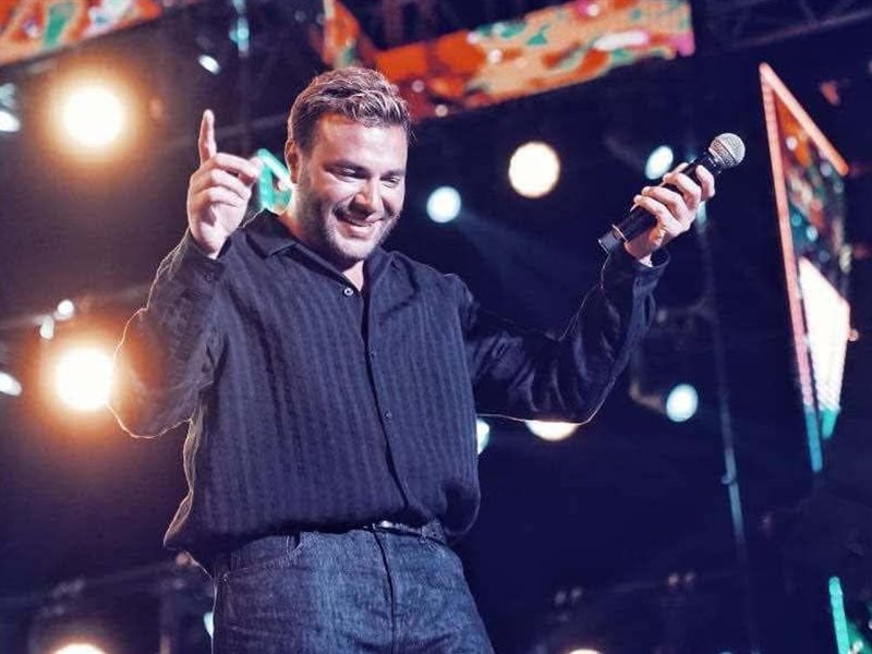 رامي صبري يتألق في حفل البطولة العربية للجولف بحضور كامل العدد 