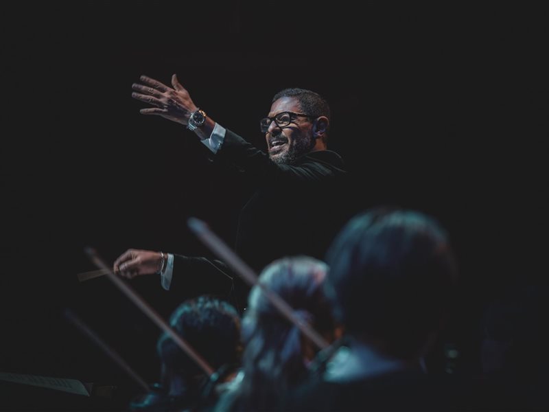 هاني فرحات.. أول مايسترو عربي يقود أوركسترا المتروبوليتان الأسترالية على مسرح أوبرا سيدني 