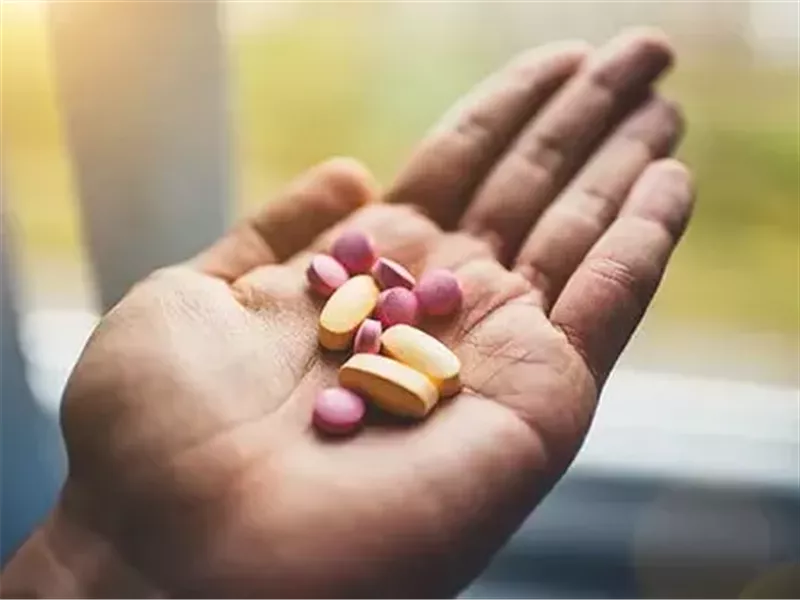 ما هي الفيتامينات والمكملات الغذائية التي لا ينبغي تناولها معًا؟