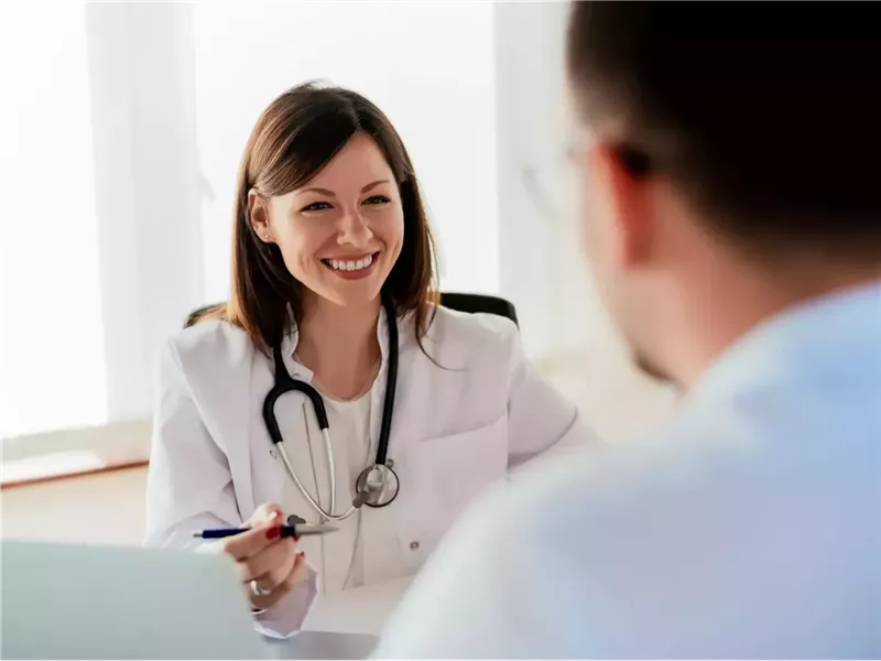 منها نوبة الهلع.. 6 أسباب لألم الصدر غير مرتبطة بالنوبة القلبية