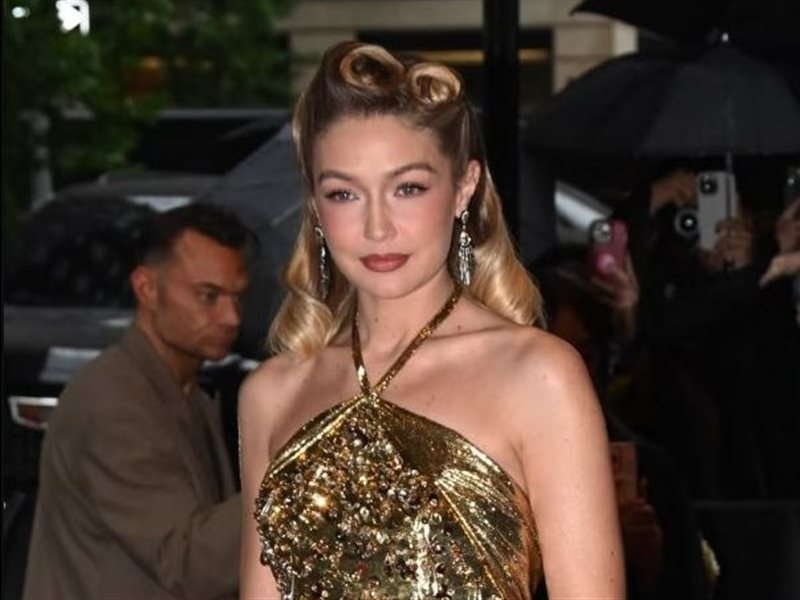 بدون برادلي كوبر.. جيجي حديد بإطلالة ذهبية ساحرة في حفل ميت غالا 2025