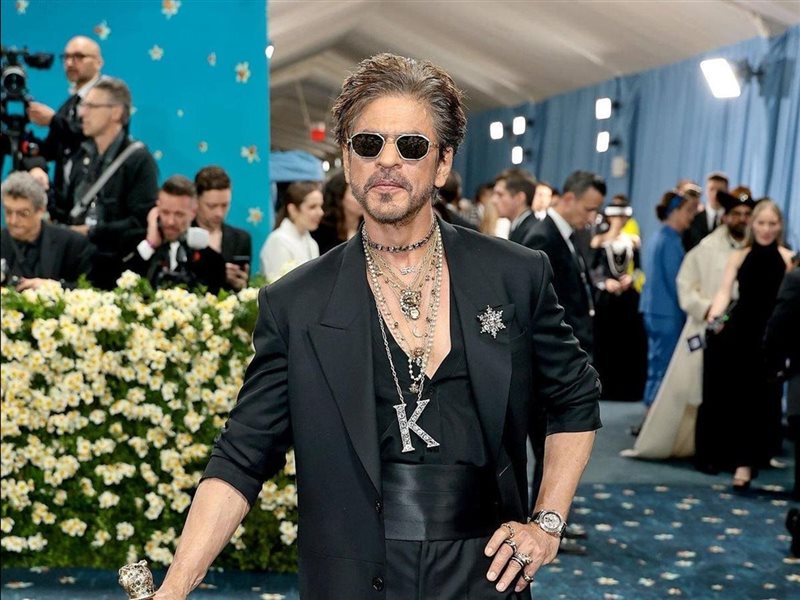 مرتديًا سلسلة تحمل اسم فيلمه الجديد.. شاروخان يصنع التاريخ كأول ممثل هندي في حفل ميت غالا