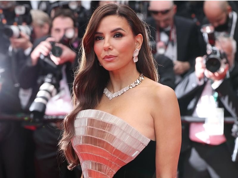 إيفا لونغوريا تتألق على السجادة الحمراء لمهرجان كان  بفستان براق من تصميم تمارا رالف 