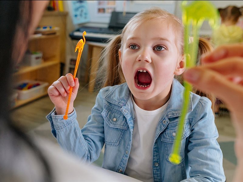 في يوم التوعية بالأبراكسيا.. تعرف على أبرز الأعراض والأسباب 