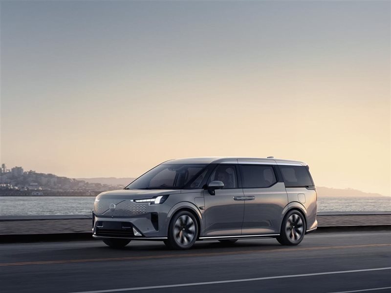 فولفو EM90 أول فان كهربائي فاخر يجمع بين الفخامة والاستدامة