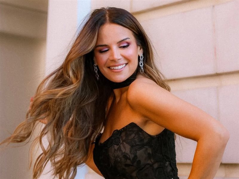 ميا سعيد تتألق بإطلالة أنيقة بفستان أسود من توقيع جيمي معلوف 