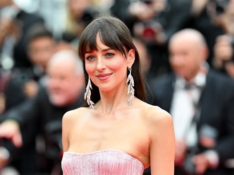 ببصمة غوتشي.. داكوتا جونسون تتألق بإطلالة ناعمة في 