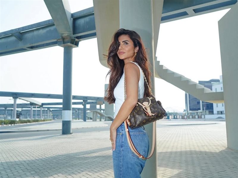 ديما الأسدي تتألق بإطلالة كاجوال مع حقيبة 