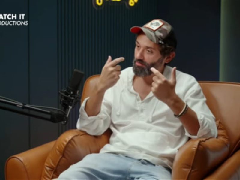 كريم محمود عبد العزيز يكشف عن موقف طريف مع والده داخل كواليس 