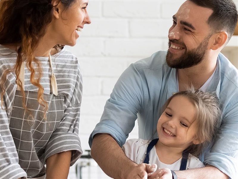 لجعل طفلك سعيد وناجح.. إليك أهم 10 مبادئ لتربية إيجابية 