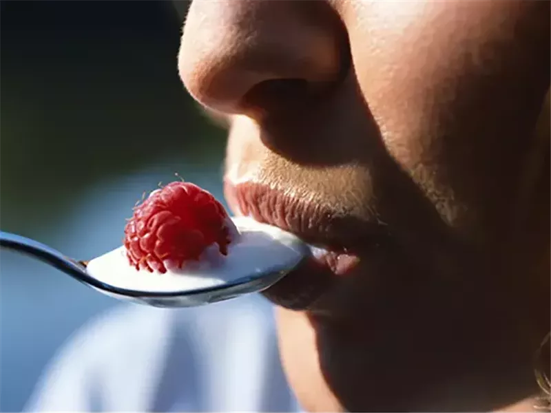 فوائد صحية متعددة يقدمها البروبيوتيك.. إليكِ مصادره الغذائية