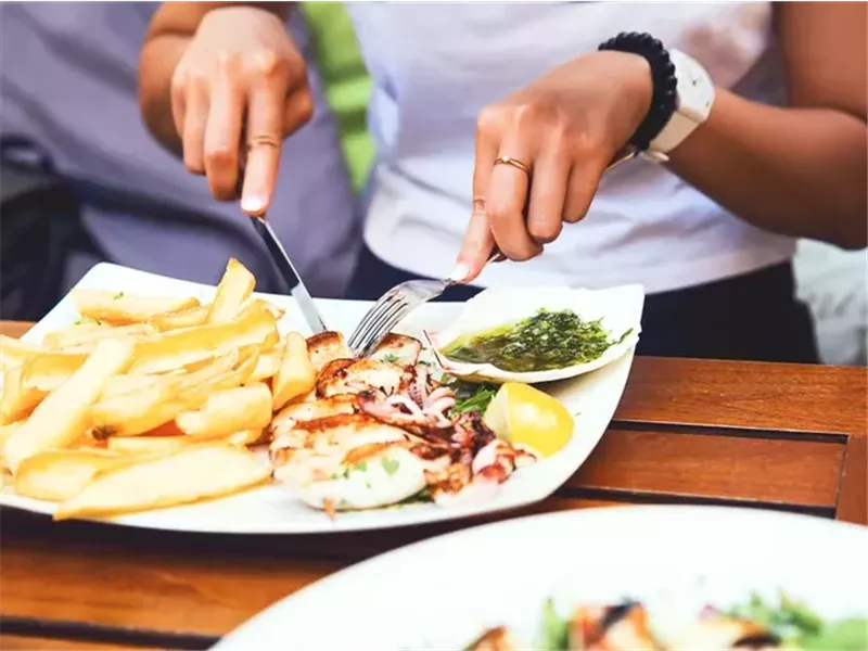 تناول الطعام ببطء حيلة رائعة لفقدان الوزن.. دليلك لاتباعه