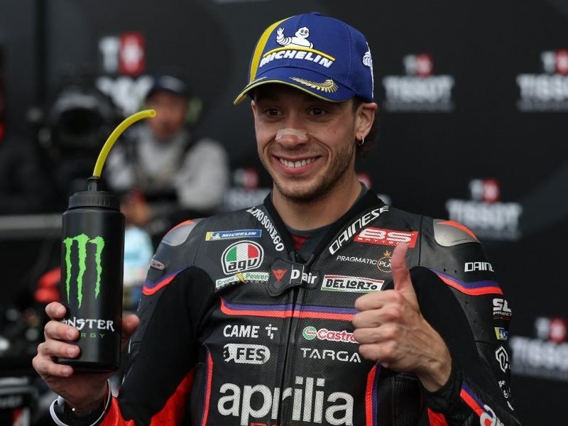 بيتسيكي يعيد أبريليا إلى منصات التتويج بانتصار مثير في سيلفرستون