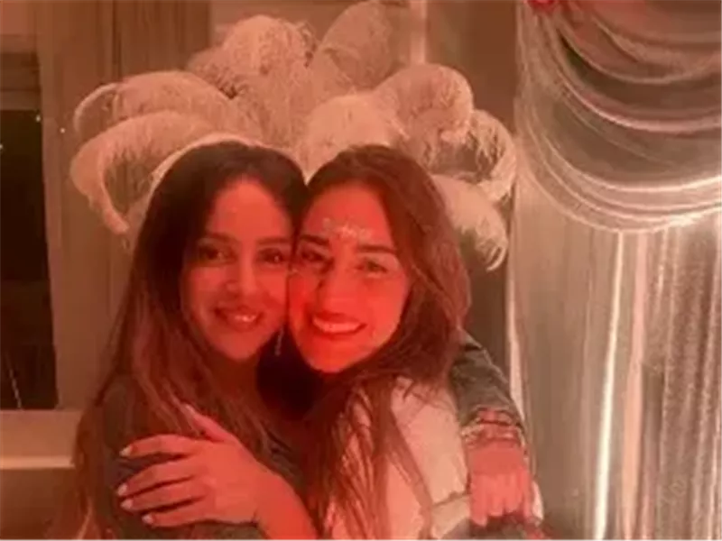 قبل زفافها.. جميلة عوض تكشف عن أول صورة من حنة أمينة خليل