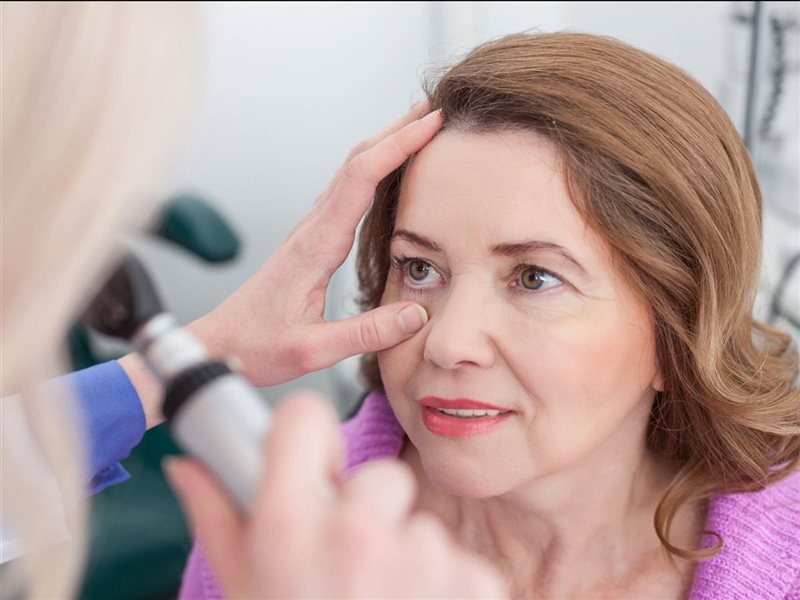 5 أمراض عيون شائعة تؤثر على النساء بعد سن الأربعين
