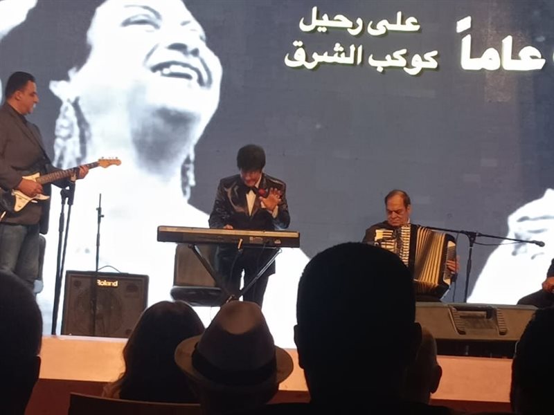 في لحظة مؤثرة.. حسام الحسيني يرافق والده مجدي الحسيني أثناء عزفه لأم كلثوم بمهرجان القاهرة للسينما الفرنكوفونية 