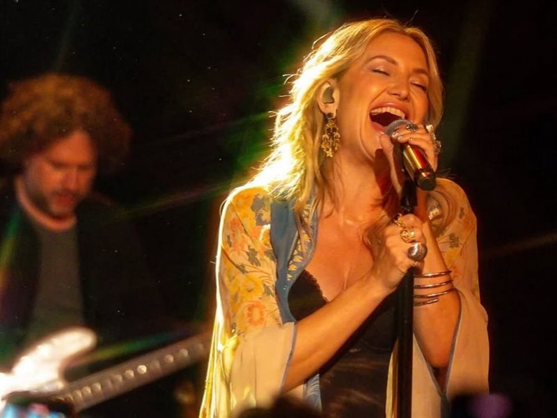 كيت هادسون تتألق بمجوهرات عزة فهمي في حفلها بلوس أنجلوس