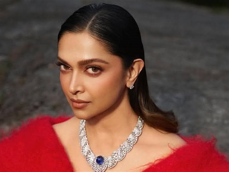 ديبيكا بادوكون تخطف الأنظار بإطلالة ساحرة باللون الأحمر 