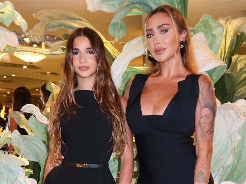 جويل ماردينيان بإطلالة أنيقة برفقة ابنتها إيلا في دبي 