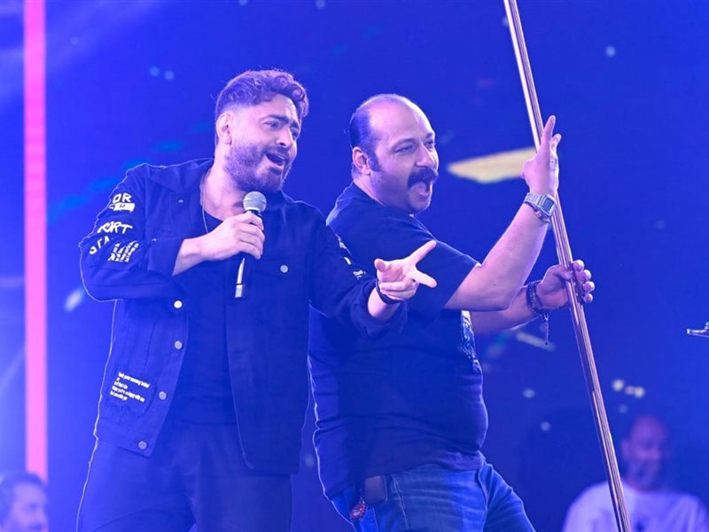 صور.. محمد ثروت على مسرح تامر حسني للمرة الثانية في شهر 