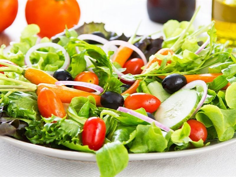فوائد متعددة لتناول سلطة الخضروات مع أكلات العيد الدسمة 
