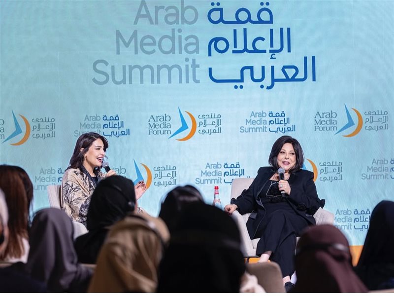 تكريم إسعاد يونس في قمة الإعلام العربي بدبي