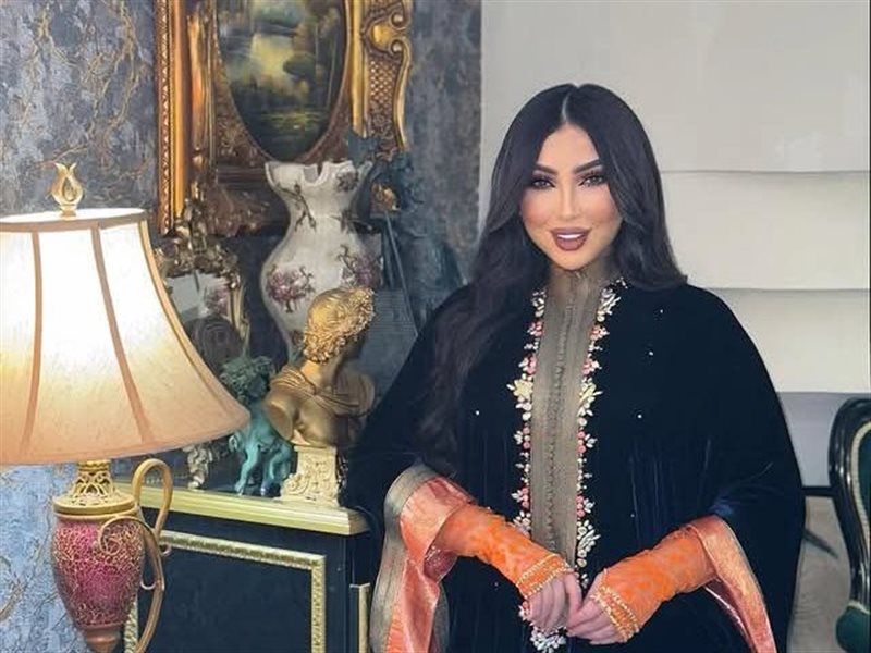  دنيا بطمة تتألق بإطلالة ملكية برفقة ابنتيها في عيد الفطر