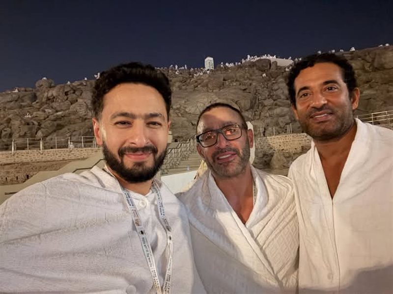 حمادة هلال ينشر صور تجمعه بأحمد السقا وعمرو سعد ويهنئهم بأداء مناسك الحج 