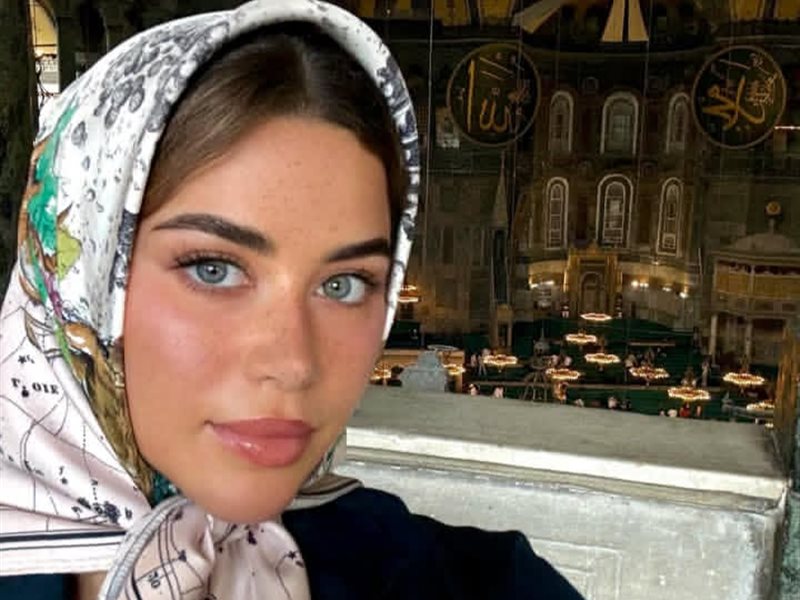 يارا السكري تزور مسجد آيا صوفيا بالحجاب 