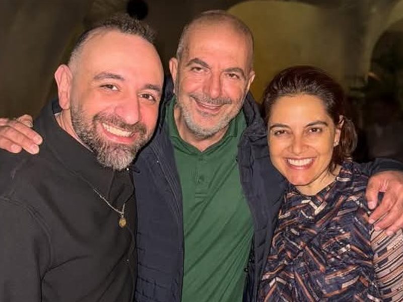 عمرو سلامة يشارك صورة تجمعه بالمخرجين الفلسطينيين هاني أبو أسعد وأميرة دياب: 