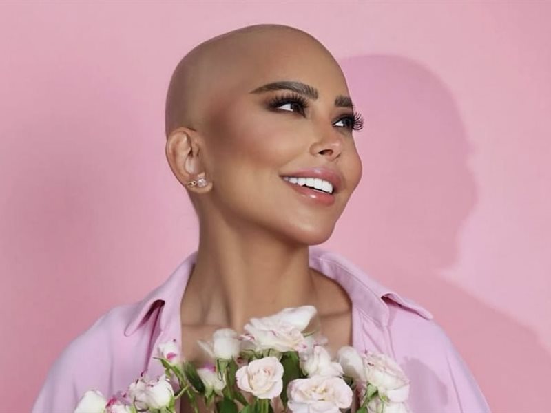 دلال القبندي تلفت الأنظار بإطلالة مؤثرة بعد حلق شعرها ومي العيدان تدعمها