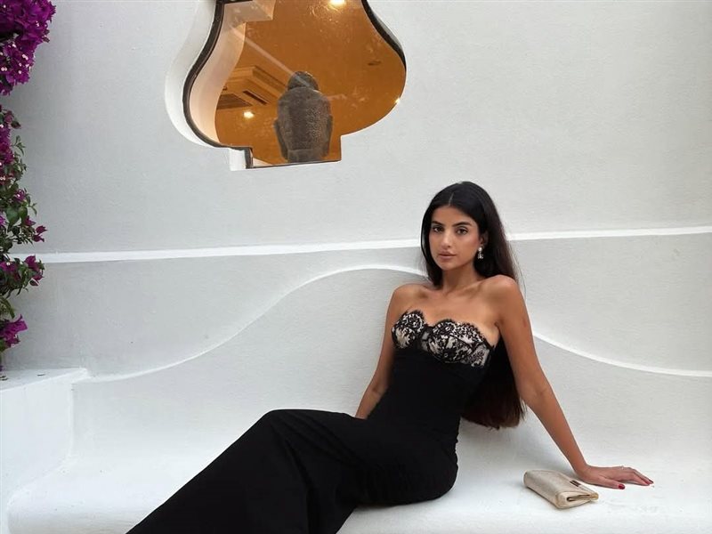 علا فرحات تتألق  بإطلالة أنيقة من توقيع في كابري الإيطاليةDolce & Gabbana