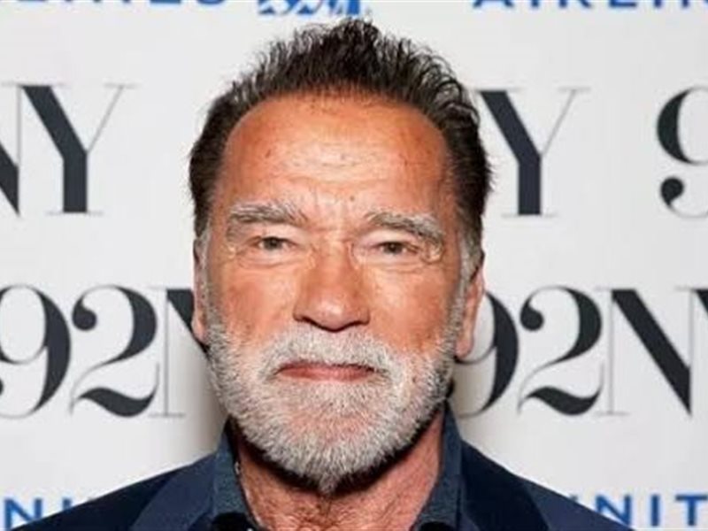 ارنولد شوارزينجر برفقة أبناءه الخمسة في العرض الخاص لفيلم fubar