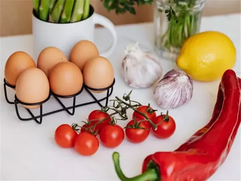 لهذا السبب تناول البيض فقط على الفطور يوميًا قد لا يُفيد جسمكَ 