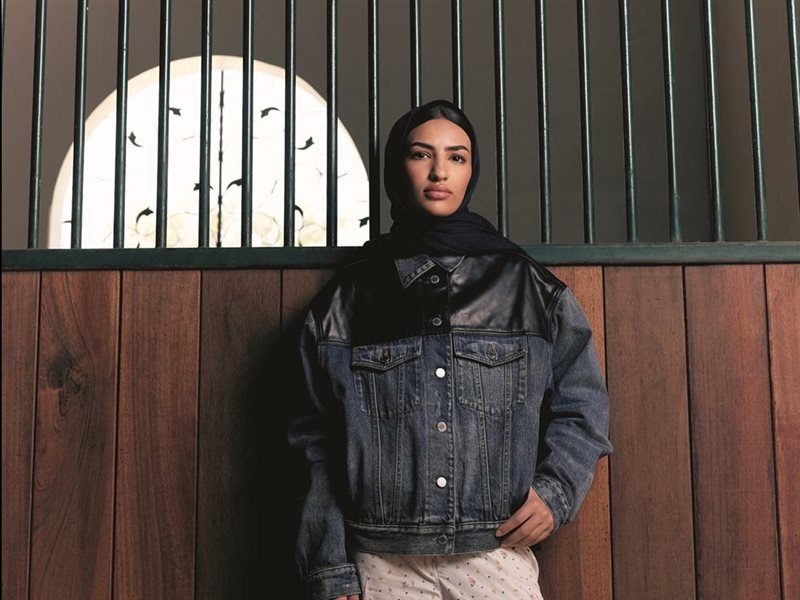 الفارسة الإماراتية نورة القبيسي تتألق في جلسة تصوير خاصة بتوقيع prada