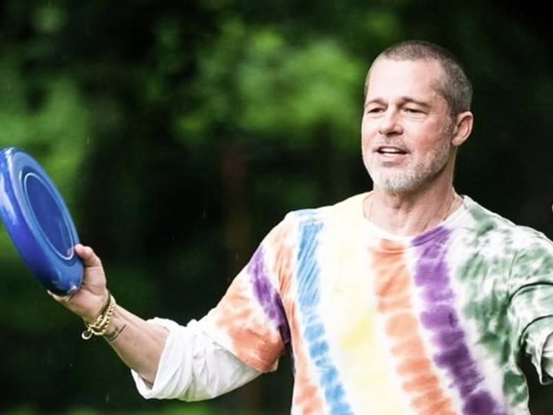 صور.. براد بيت يتجول شوارع نيويورك بملابس غريبة مع جيمي فالون 