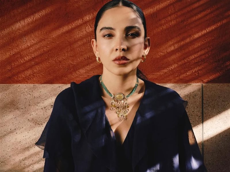 عزة فهمي تكشف عن قطعة فنية جديدة: قلادة الميدالية العثمانية بتصميم معاصر