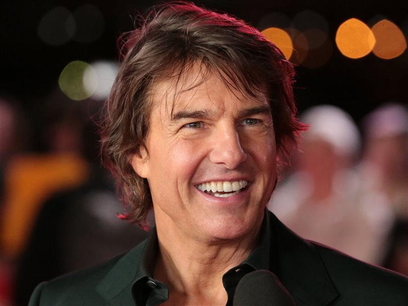 توم كروز يدخل موسوعة غينيس بأخطر قفزة مظلية في التاريخ