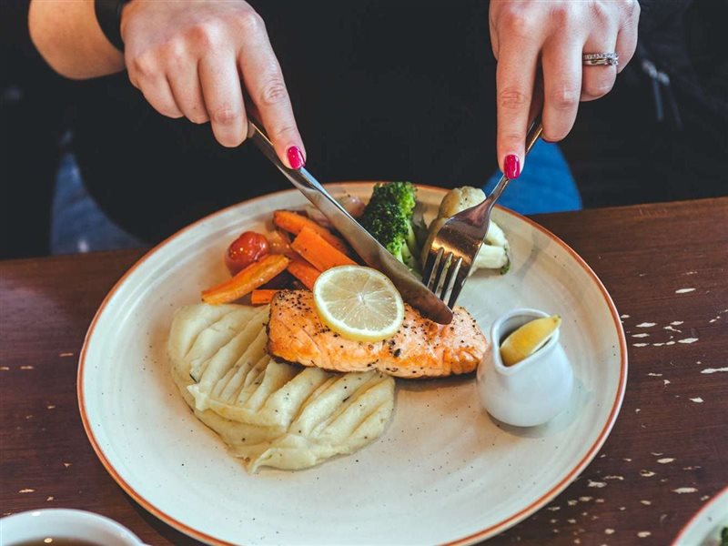 للمصابات ببطانة الرحم المهاجرة.. هل يجب اتباع نظام غذائي محدد؟ 